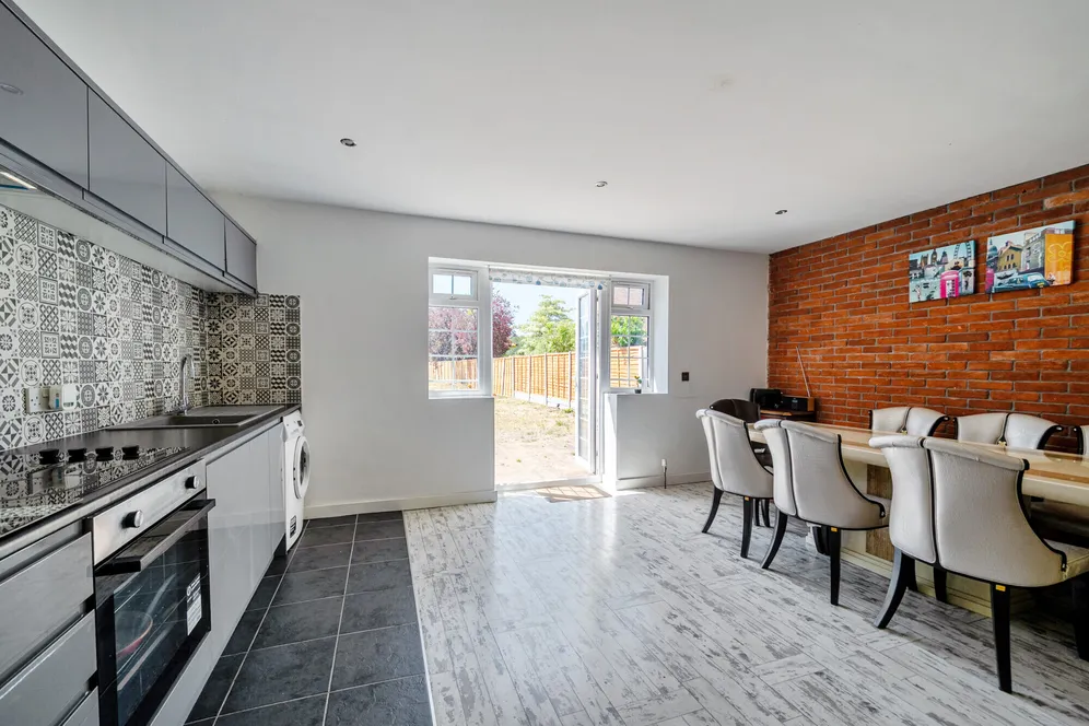 Slough Road, Datchet, SL3 photo 3