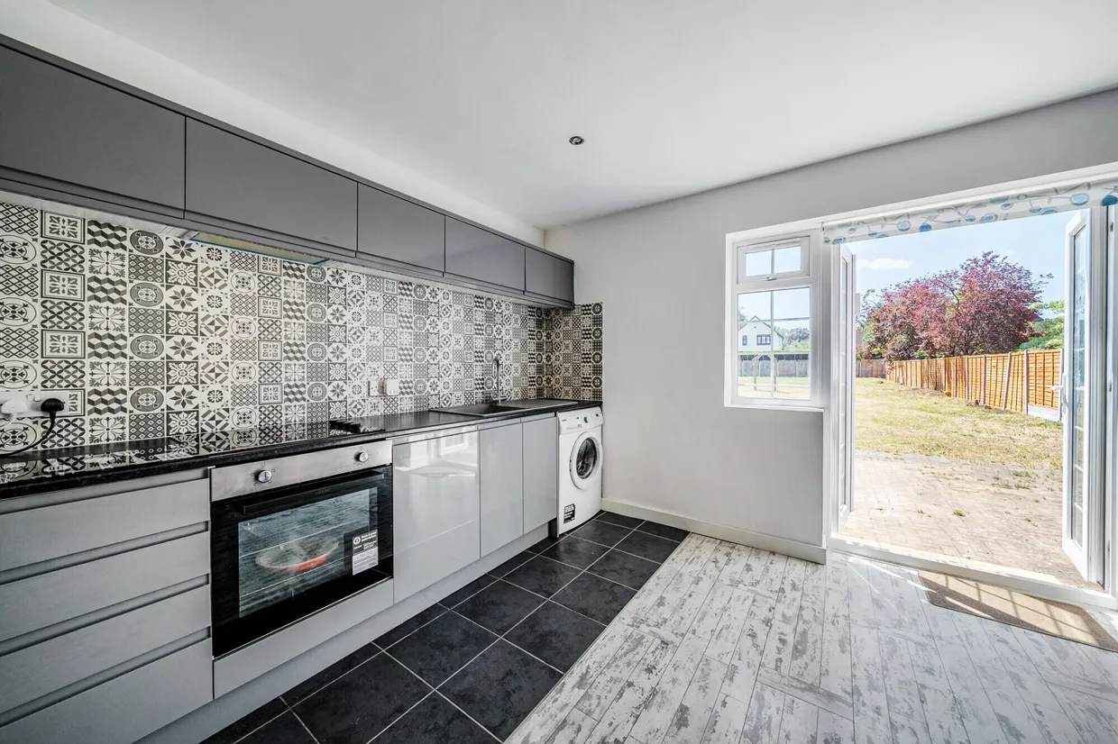 Slough Road, Datchet, SL3 photo 8