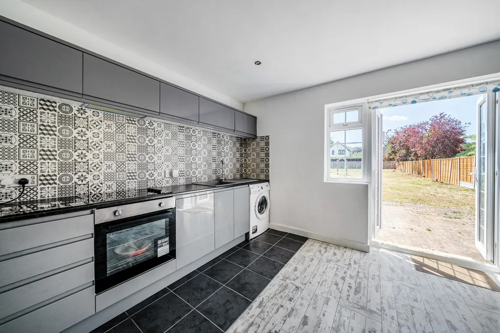 Slough Road, Datchet, SL3 photo 8