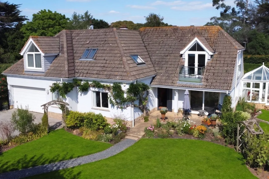 https://mr0.homeflow-assets.co.uk/files/photo/image/47683/0679/_x_/SOU250025_41.jpg