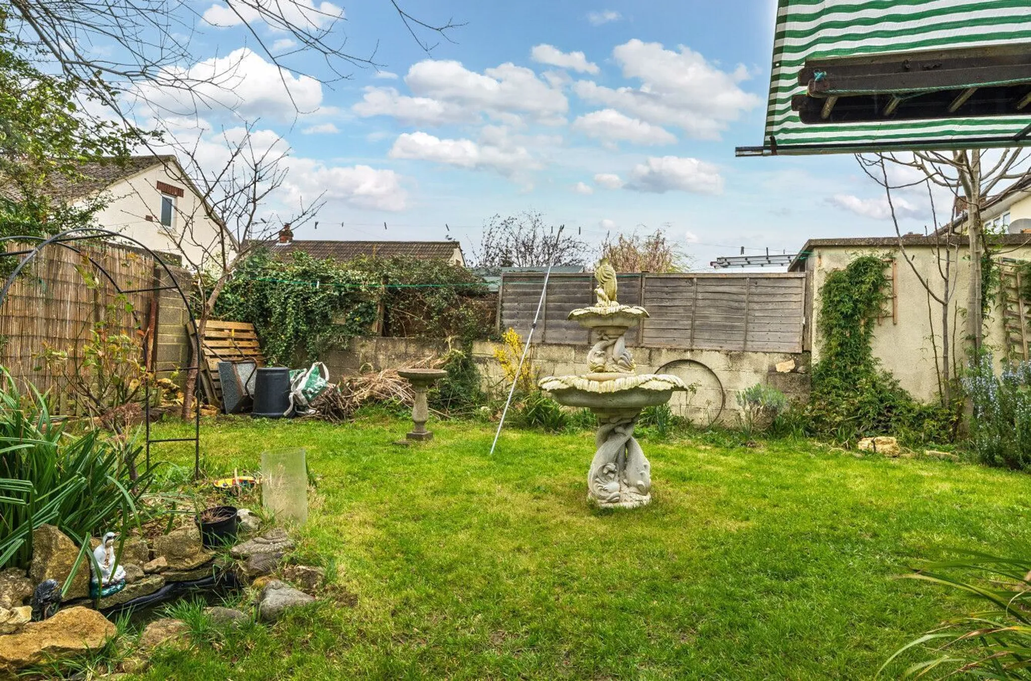 https://mr0.homeflow-assets.co.uk/files/photo/image/47687/3325/_x_/54920091.jpg