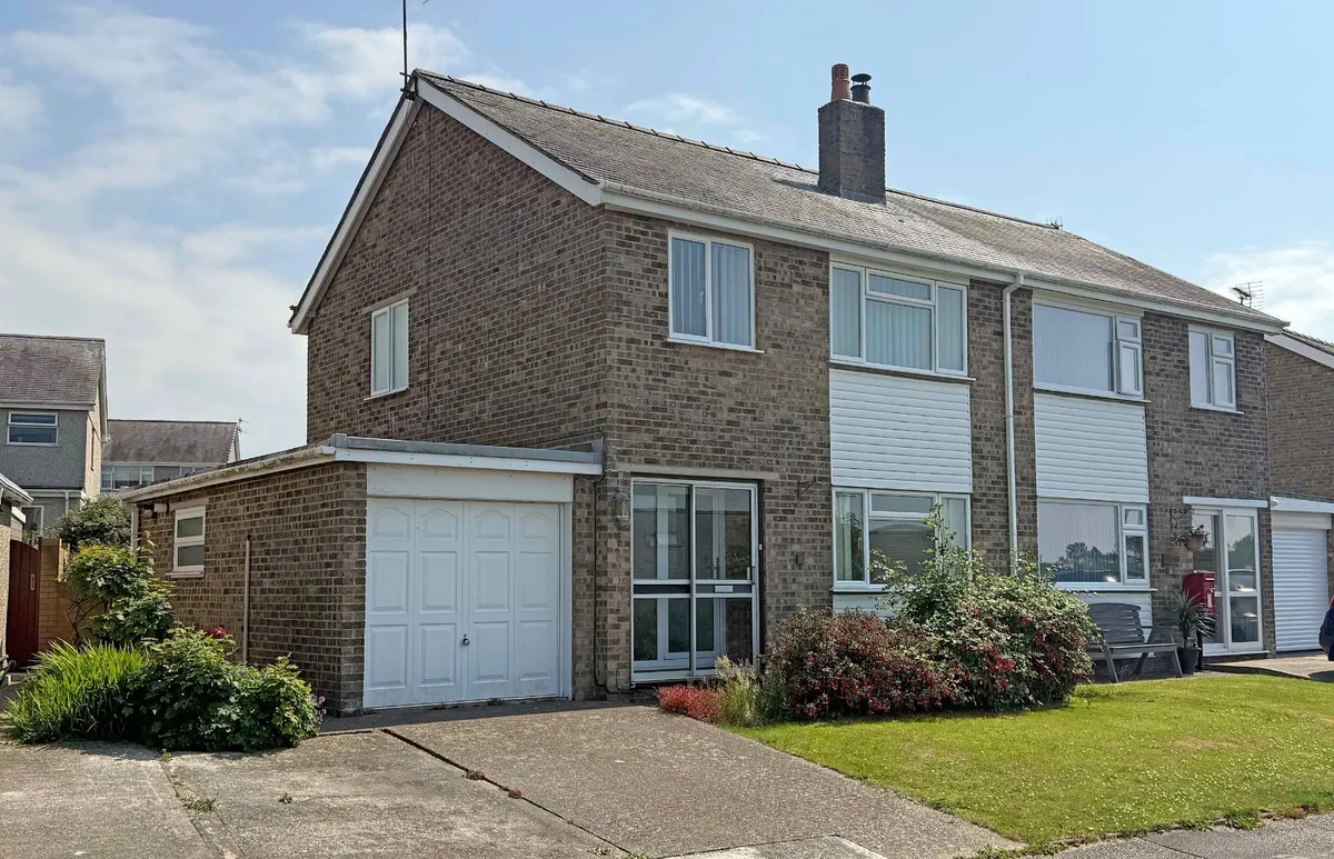 Ffordd Eryri, Caernarfon, Gwynedd, LL55