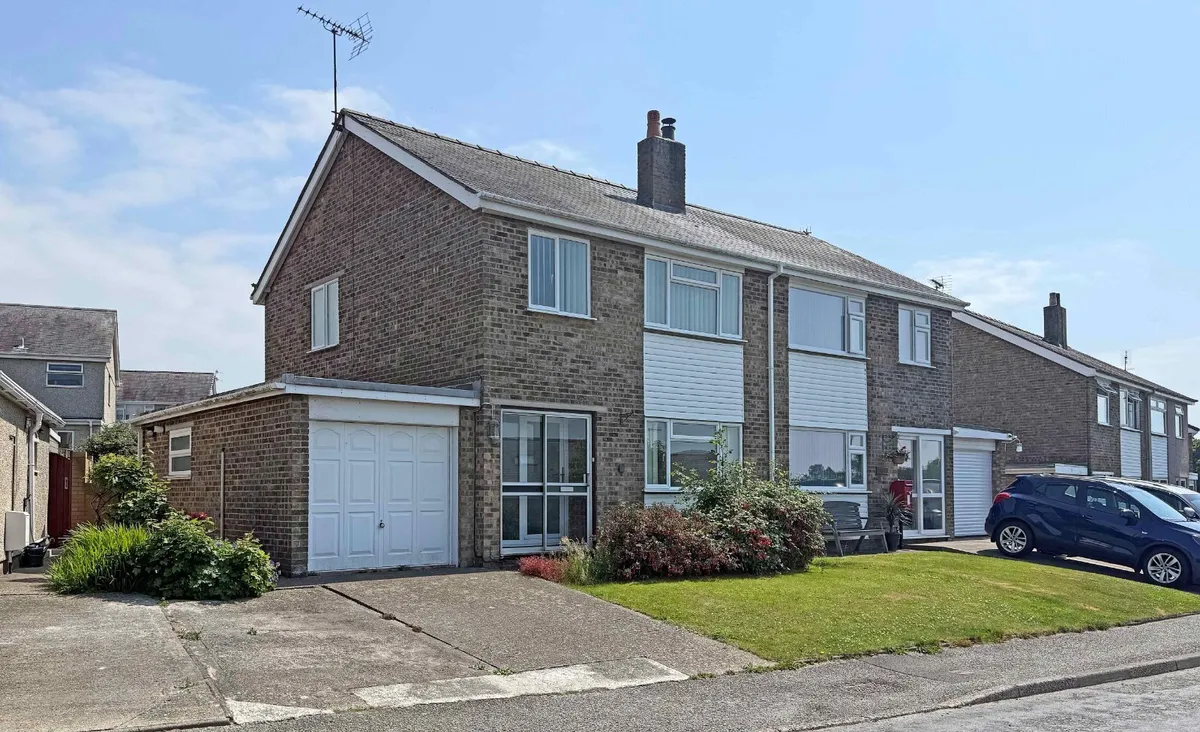 Ffordd Eryri, Caernarfon, Gwynedd, LL55