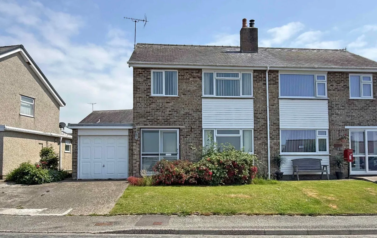 Ffordd Eryri, Caernarfon, Gwynedd, LL55