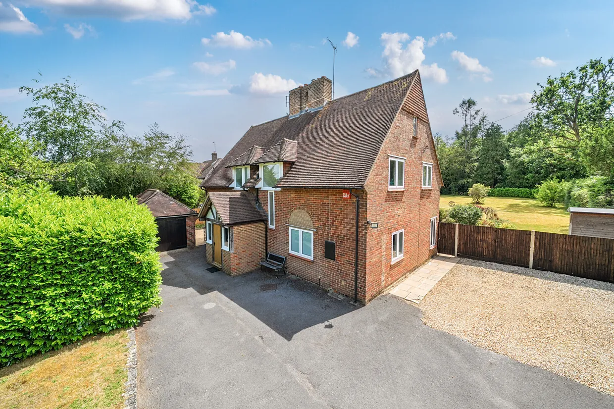 The Close, Farnham, GU9 photo 2