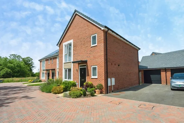 Poplar Drive, Meon Vale, Stratford-up...