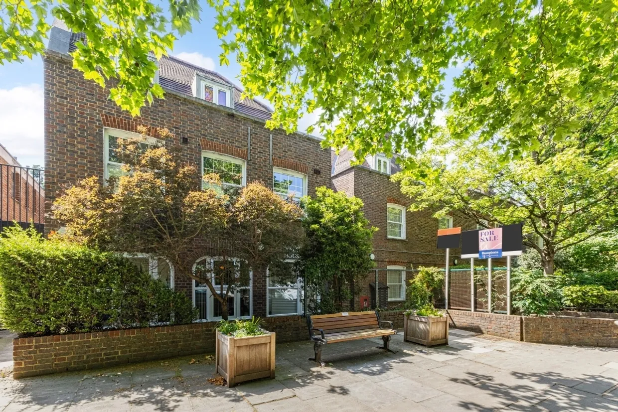 High Road London N20 photo 1