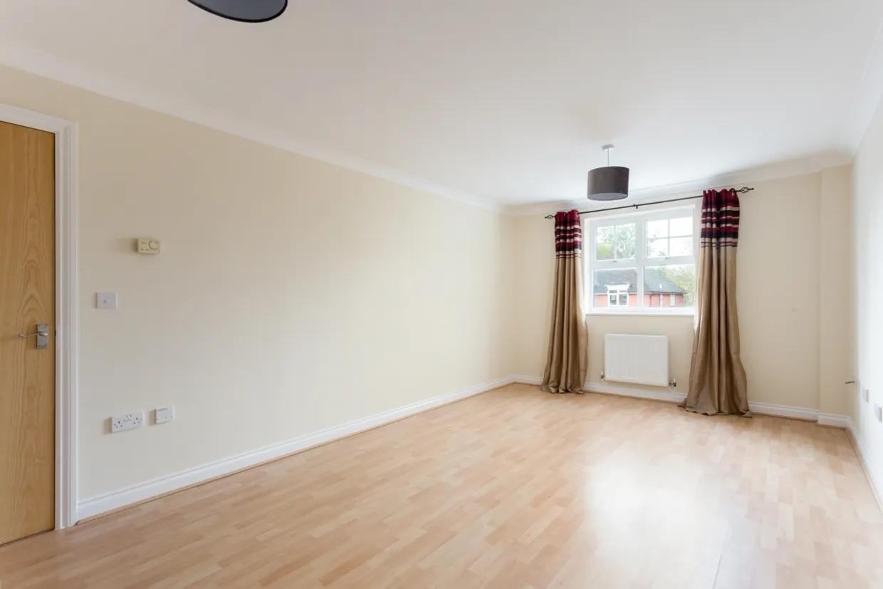 Claremont Avenue Woking GU22 photo 2