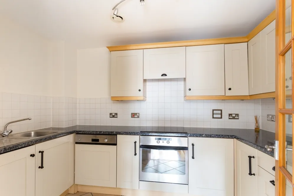 Claremont Avenue Woking GU22 photo 3
