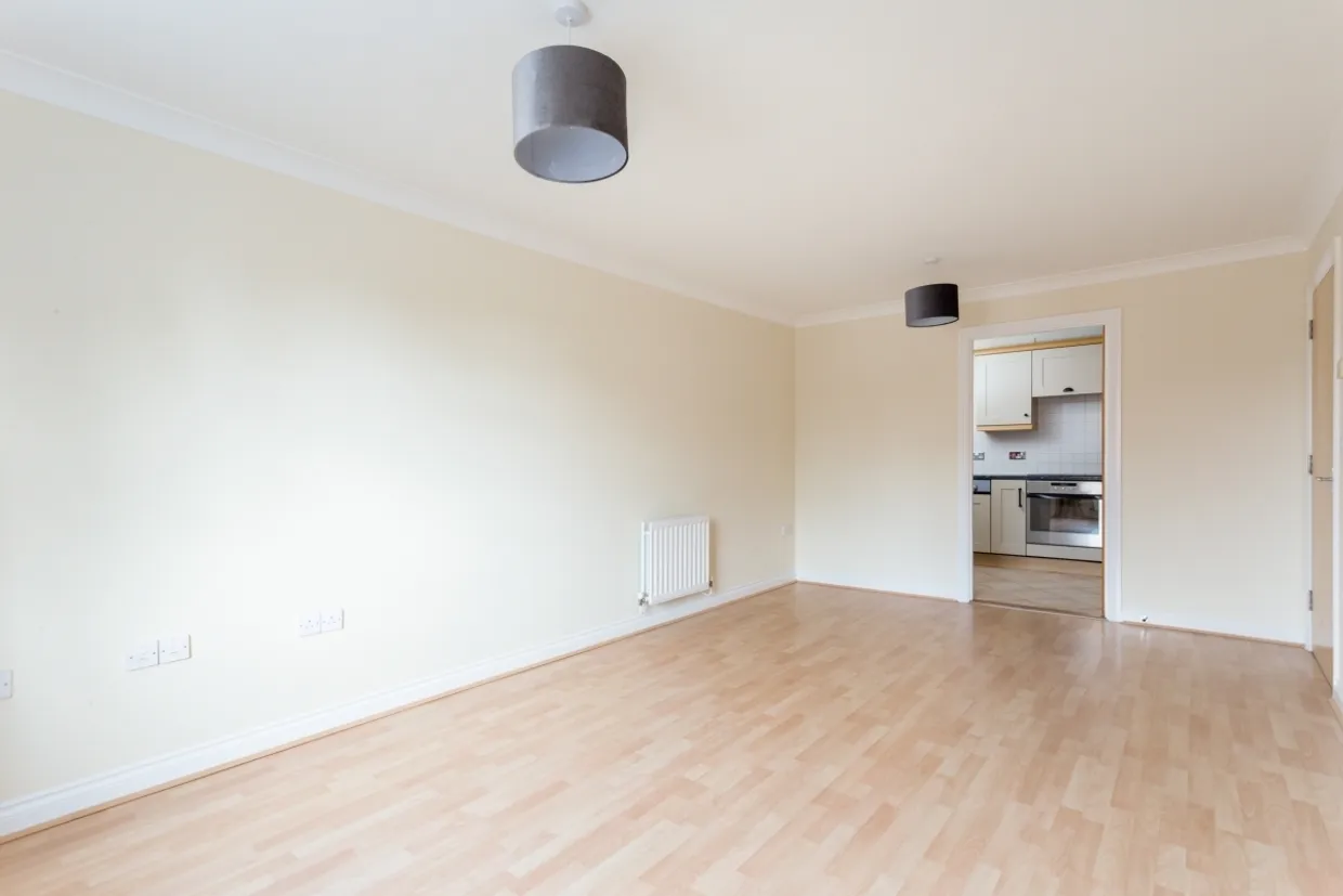 Claremont Avenue Woking GU22 photo 4