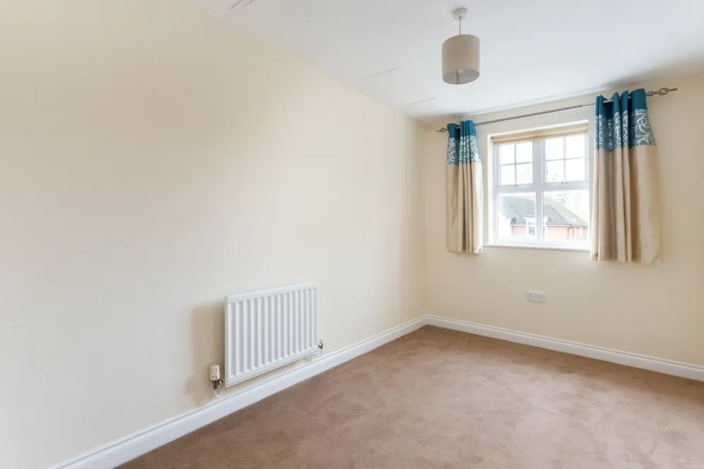 Claremont Avenue Woking GU22 photo 5