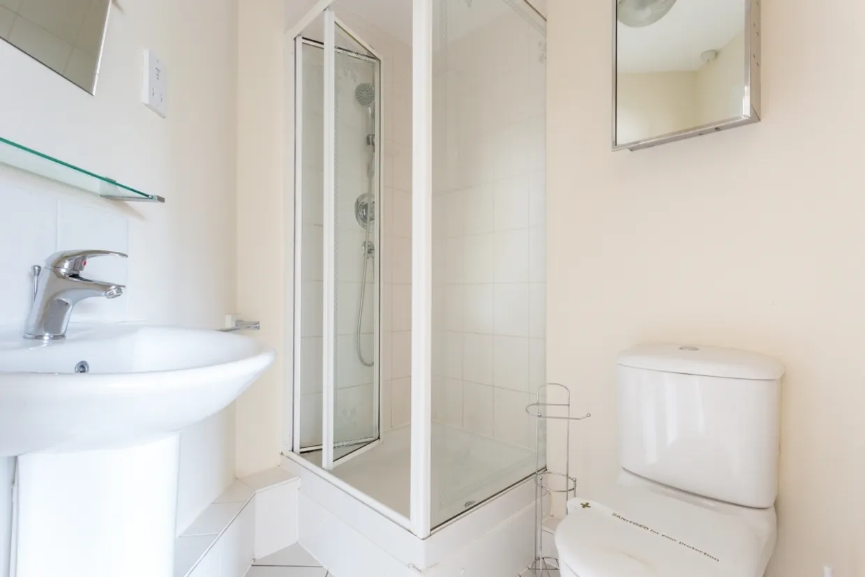 Claremont Avenue Woking GU22 photo 6