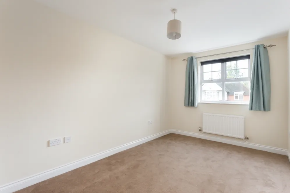 Claremont Avenue Woking GU22 photo 7