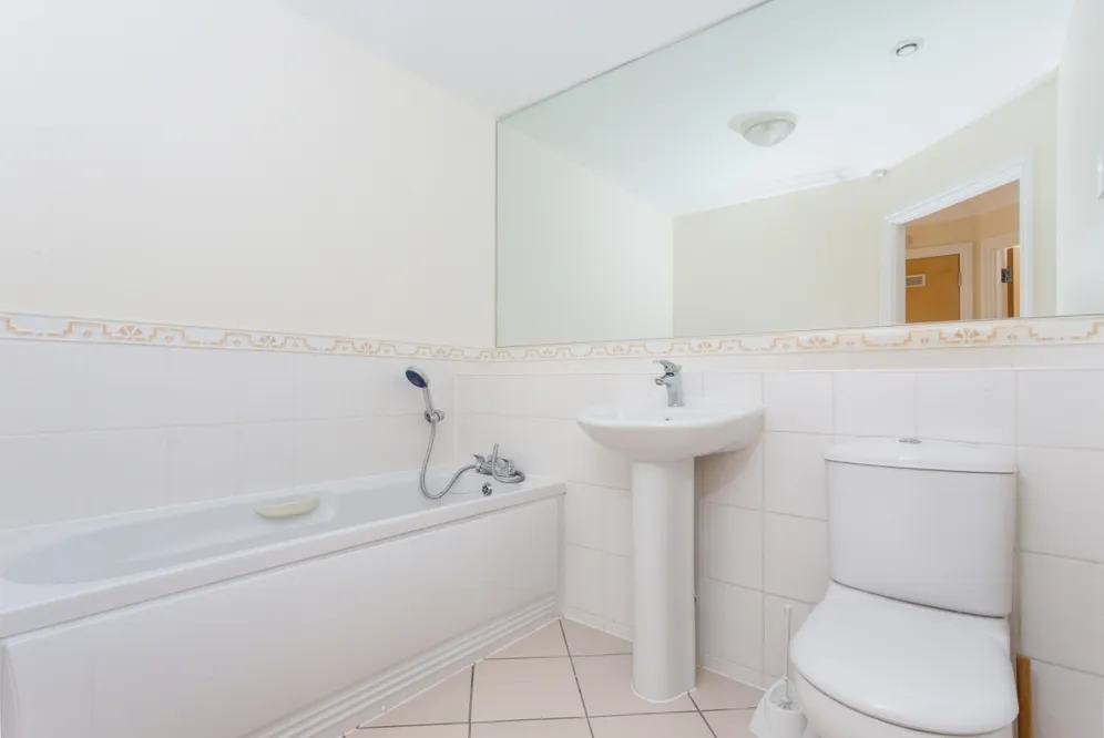 Claremont Avenue Woking GU22 photo 8