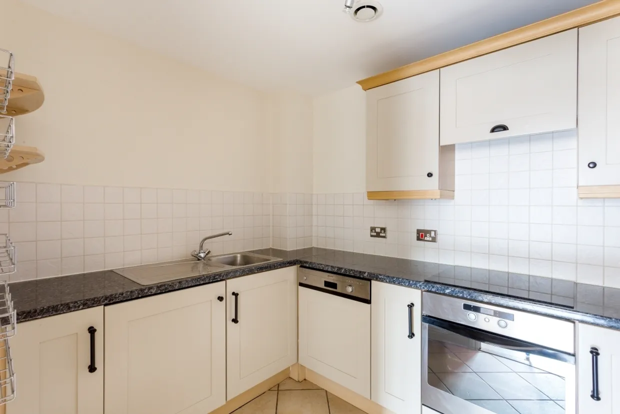 Claremont Avenue Woking GU22 photo 9