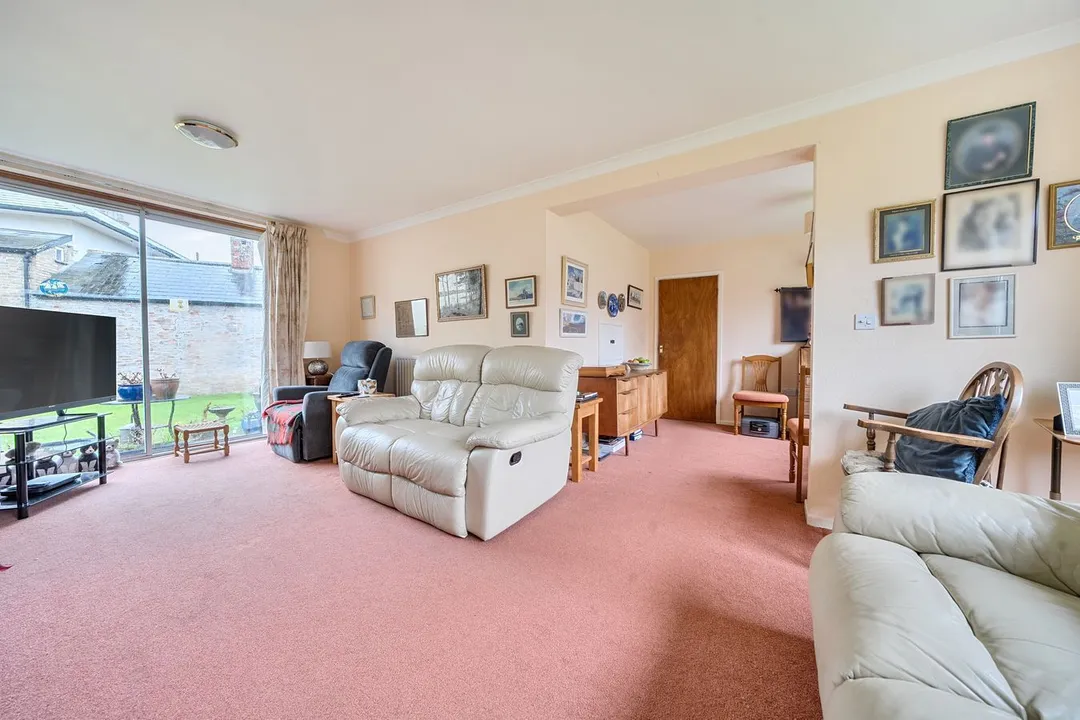 https://mr0.homeflow-assets.co.uk/files/photo/image/47694/0423/_x_/54295059.jpg