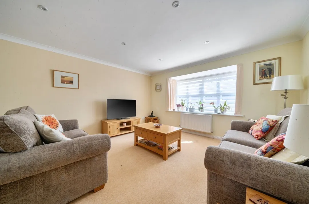 https://mr0.homeflow-assets.co.uk/files/photo/image/47694/2076/_x_/55410201.jpg