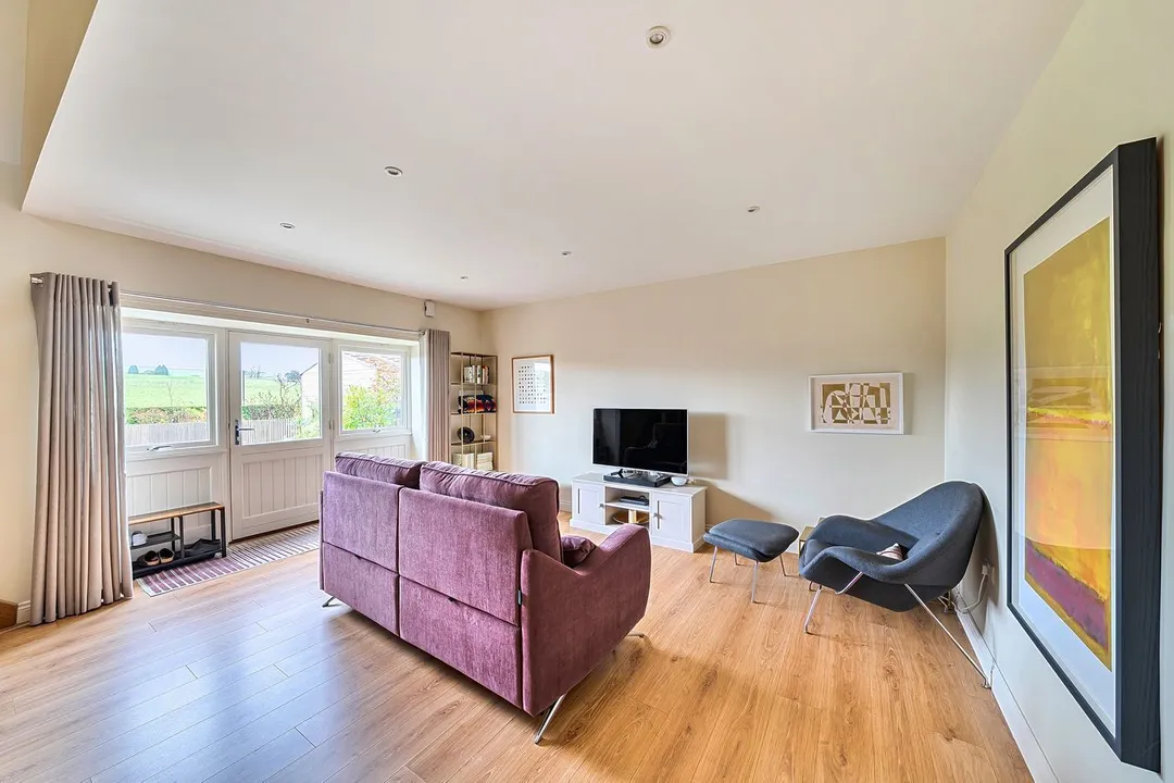 https://mr0.homeflow-assets.co.uk/files/photo/image/47694/4481/_x_/52915645.jpg
