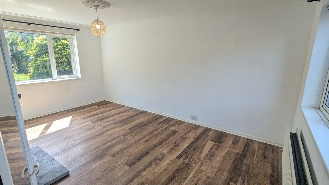 https://mr0.homeflow-assets.co.uk/files/photo/image/47694/4489/_x_/57923340.jpg