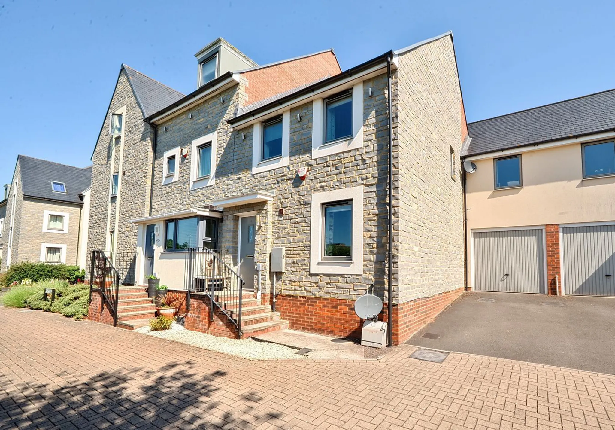 https://mr0.homeflow-assets.co.uk/files/photo/image/47696/1820/_x_/57287253.jpg