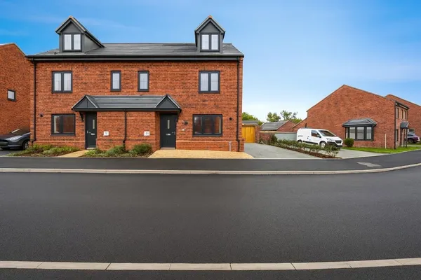 Weavers Grange, London Road, Bozeat, ...