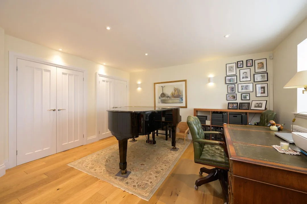 https://mr0.homeflow-assets.co.uk/files/photo/image/47697/6054/_x_/KingEdwardView1-54.jpg