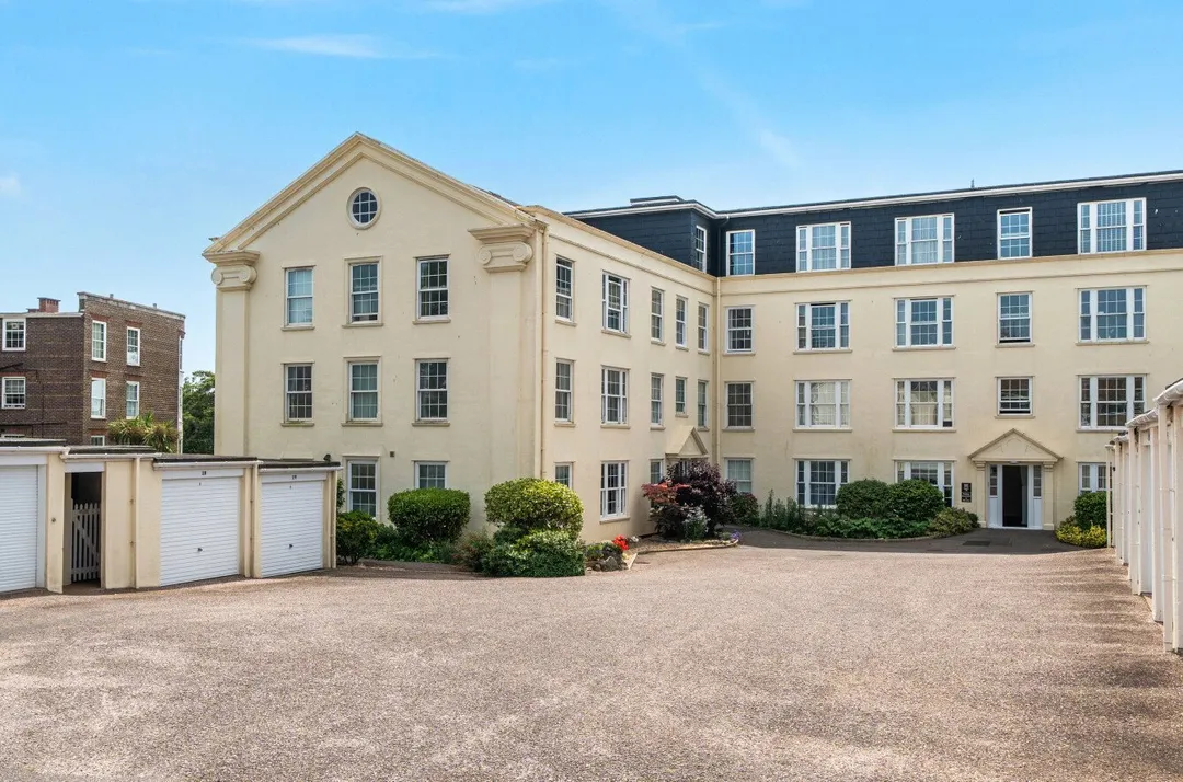 https://mr0.homeflow-assets.co.uk/files/photo/image/47699/0616/_x_/TOP250053_06.jpg