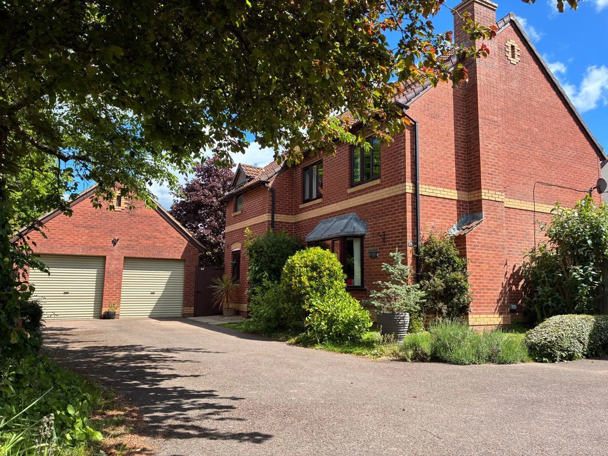 https://mr0.homeflow-assets.co.uk/files/photo/image/47699/9058/_x_/56957596.jpg
