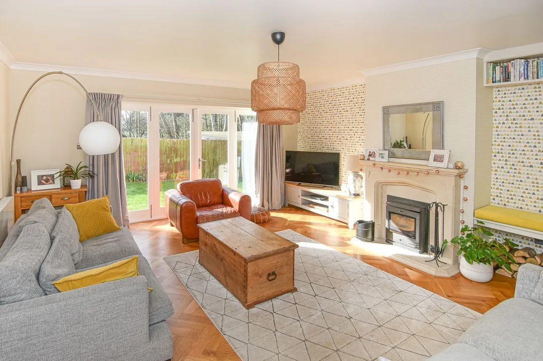 https://mr0.homeflow-assets.co.uk/files/photo/image/47699/9713/_x_/47736636.jpg