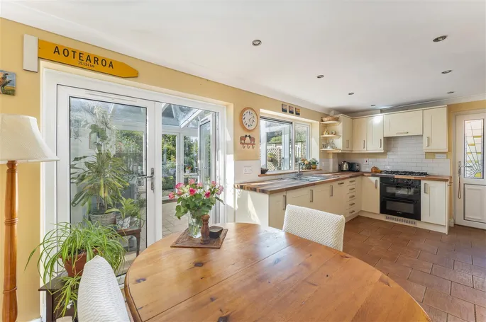 Property carousel image 3