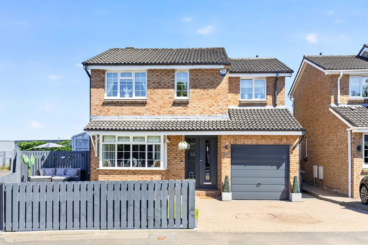 Hawthorn Avenue, Erskine