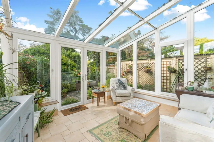 Property carousel image 9
