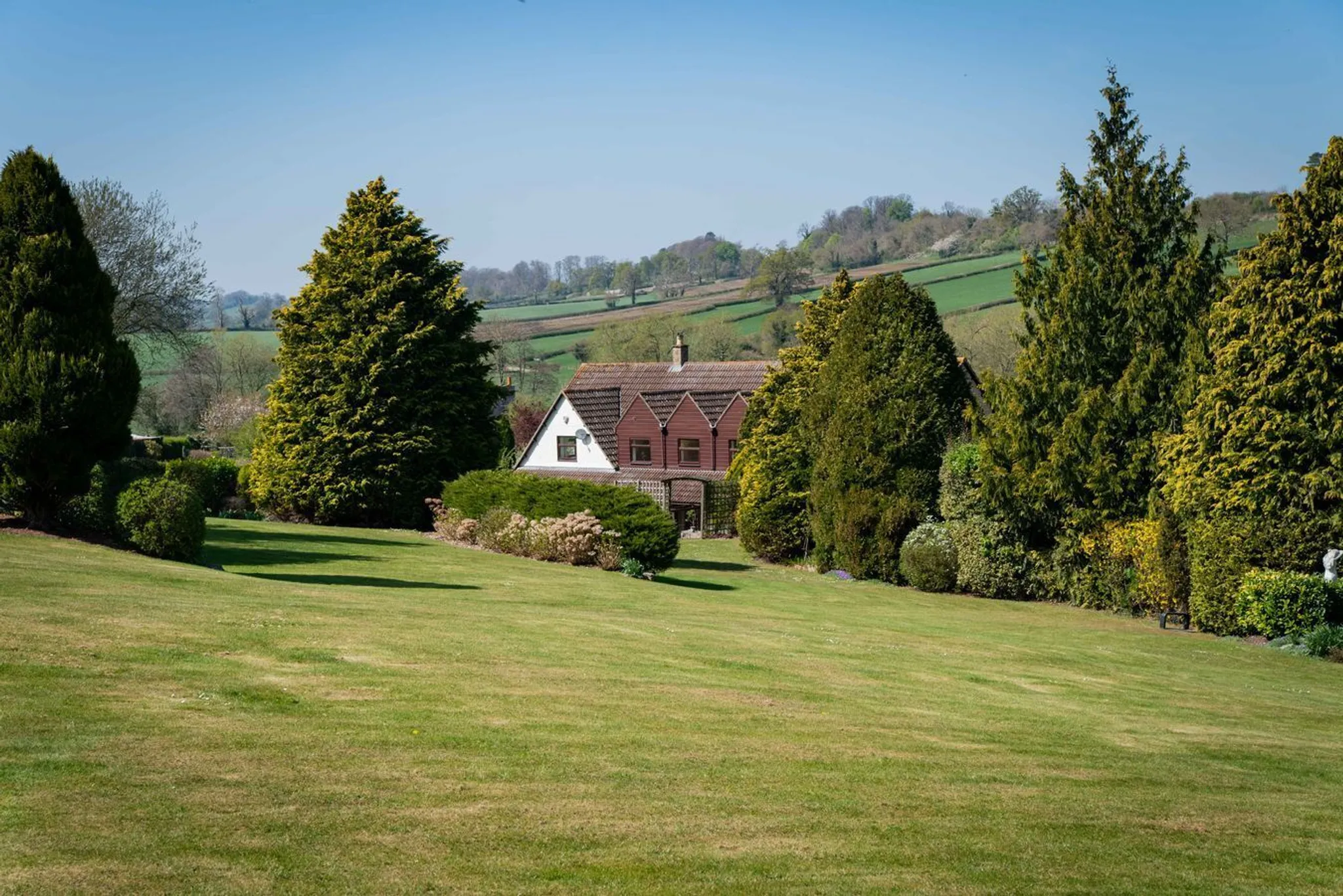 https://mr0.homeflow-assets.co.uk/files/photo/image/47707/0665/_x_/55087855.jpg