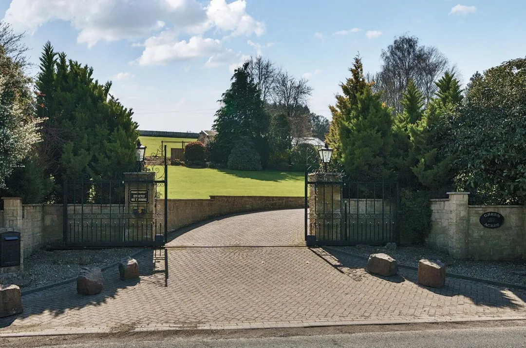 https://mr0.homeflow-assets.co.uk/files/photo/image/47707/0666/_x_/55284808.jpg