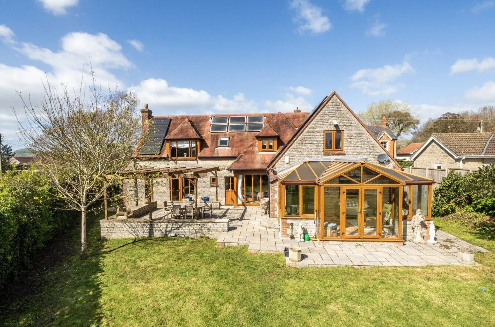 https://mr0.homeflow-assets.co.uk/files/photo/image/47707/0777/_x_/55287566.jpg