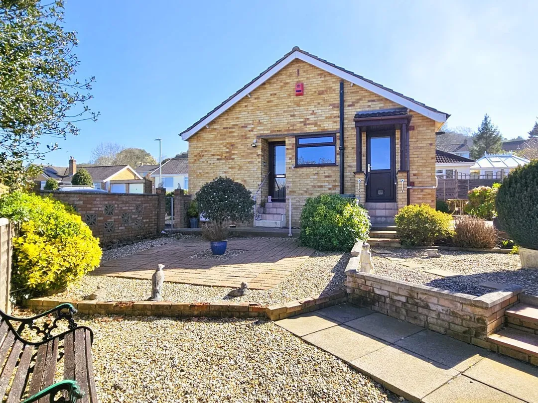https://mr0.homeflow-assets.co.uk/files/photo/image/47707/5411/_x_/54969545.jpg