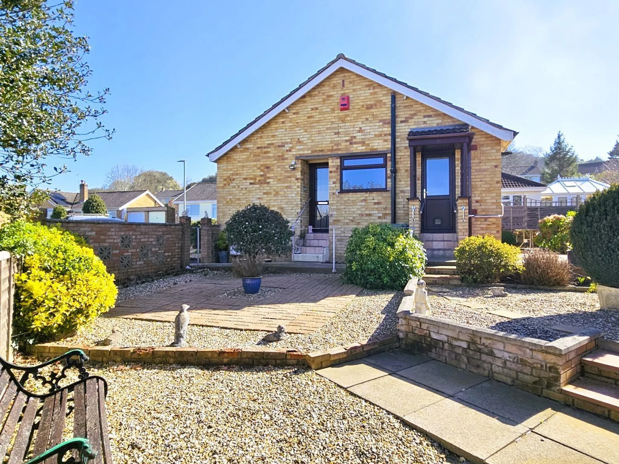 https://mr0.homeflow-assets.co.uk/files/photo/image/47707/5411/_x_/54969545.jpg