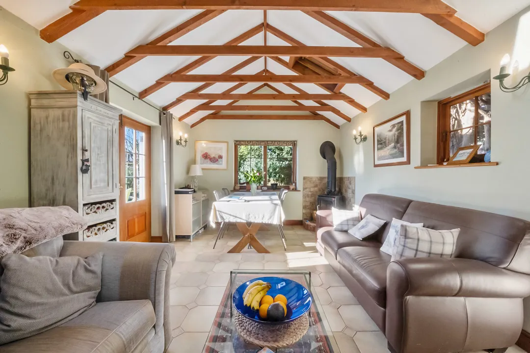 https://mr0.homeflow-assets.co.uk/files/photo/image/47707/8945/_x_/23218_EA_RS_12314247_IMG_2.jpg
