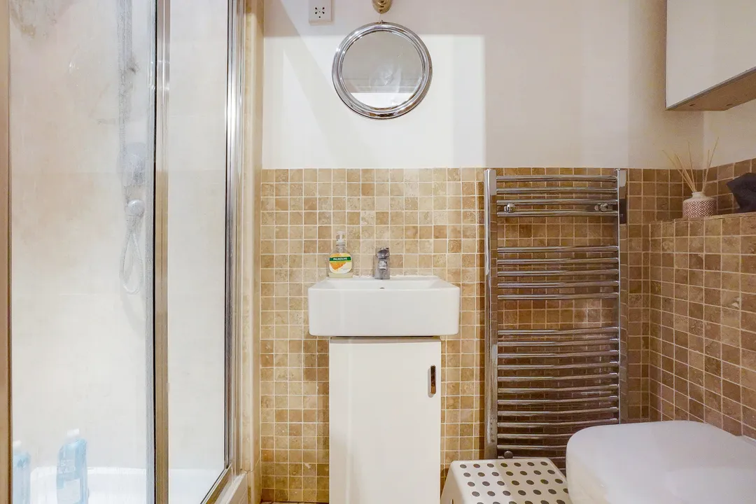 https://mr0.homeflow-assets.co.uk/files/photo/image/47707/9618/_x_/23218_EA_RL_12781641_IMG_8.jpg