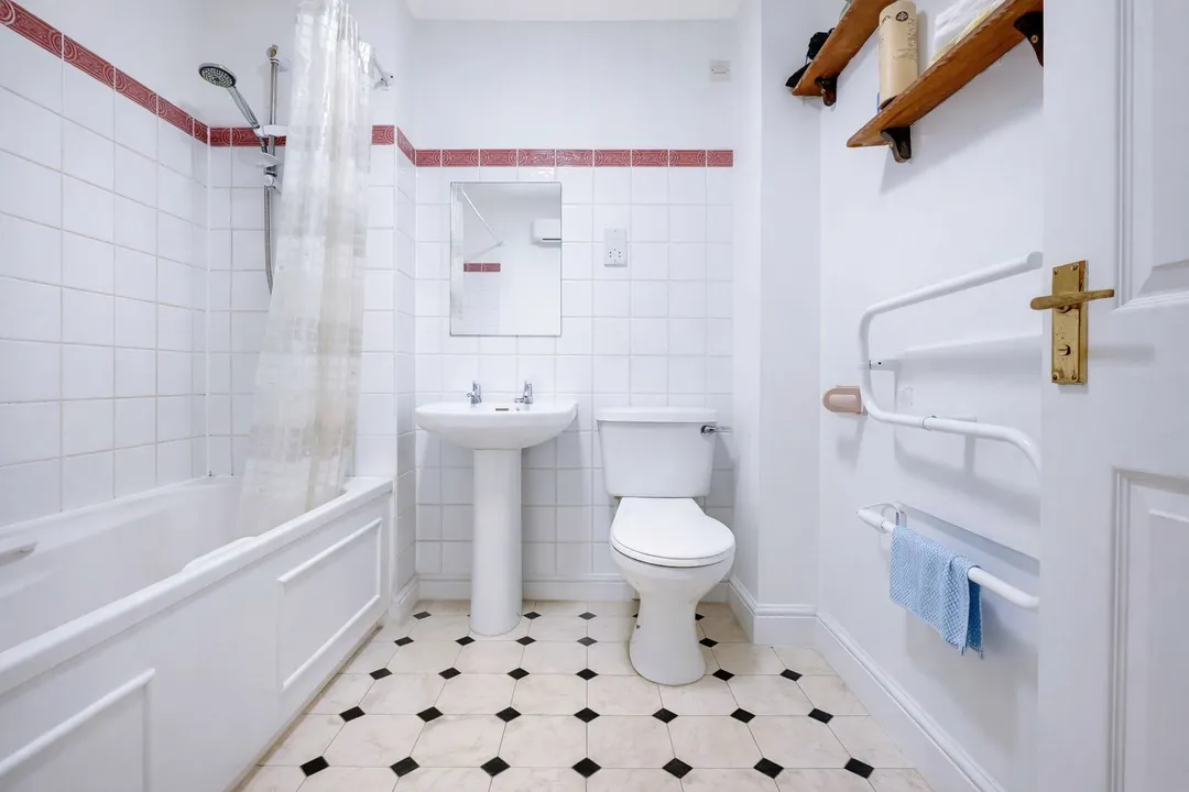 https://mr0.homeflow-assets.co.uk/files/photo/image/47707/9649/_x_/23218_EA_RL_12784444_IMG_6.jpg