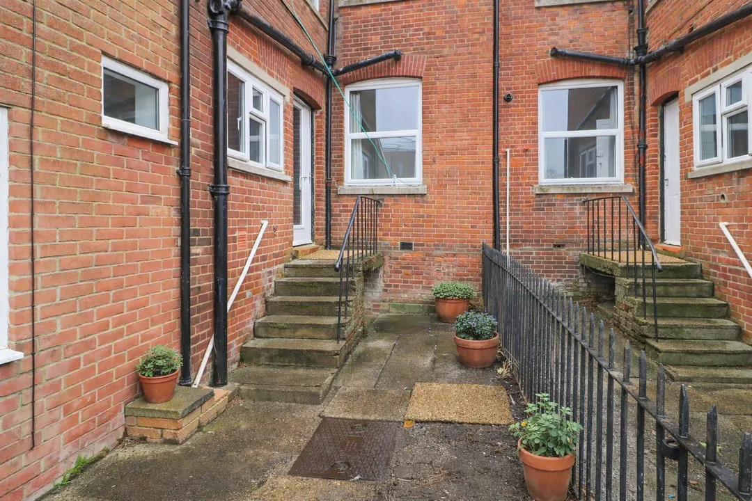 https://mr0.homeflow-assets.co.uk/files/photo/image/47707/9716/_x_/23218_EA_RL_12793559_IMG_11.jpg