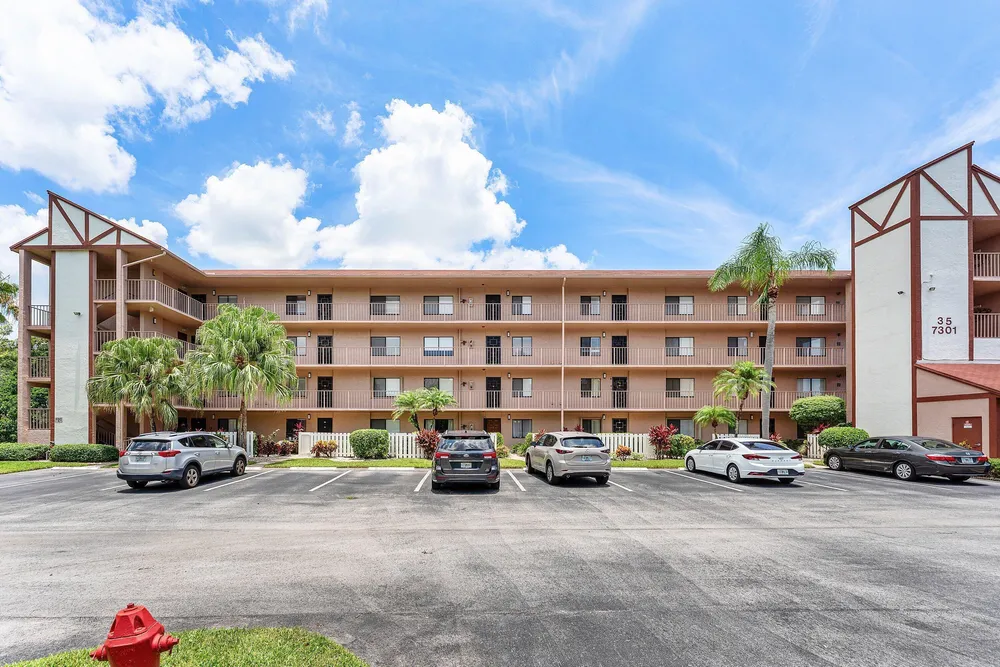 7301 Amberly Ln, Delray Beach, FL 33446
