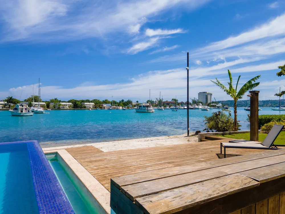 22 FREEPORT, TONY HART BL St. James