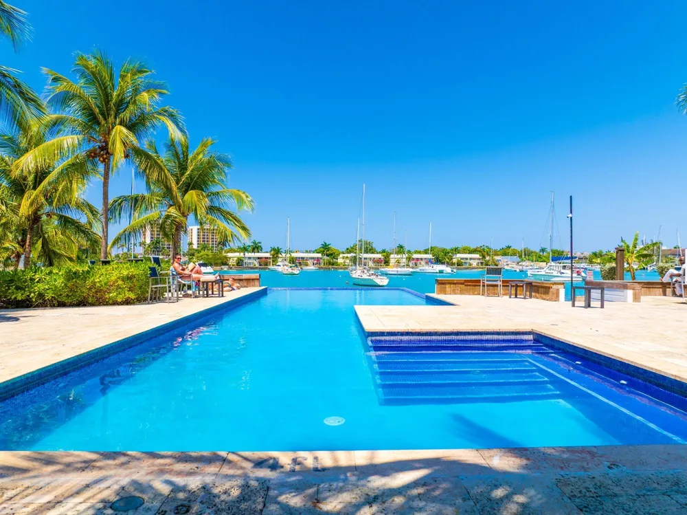 22 FREEPORT, TONY HART BL St. James