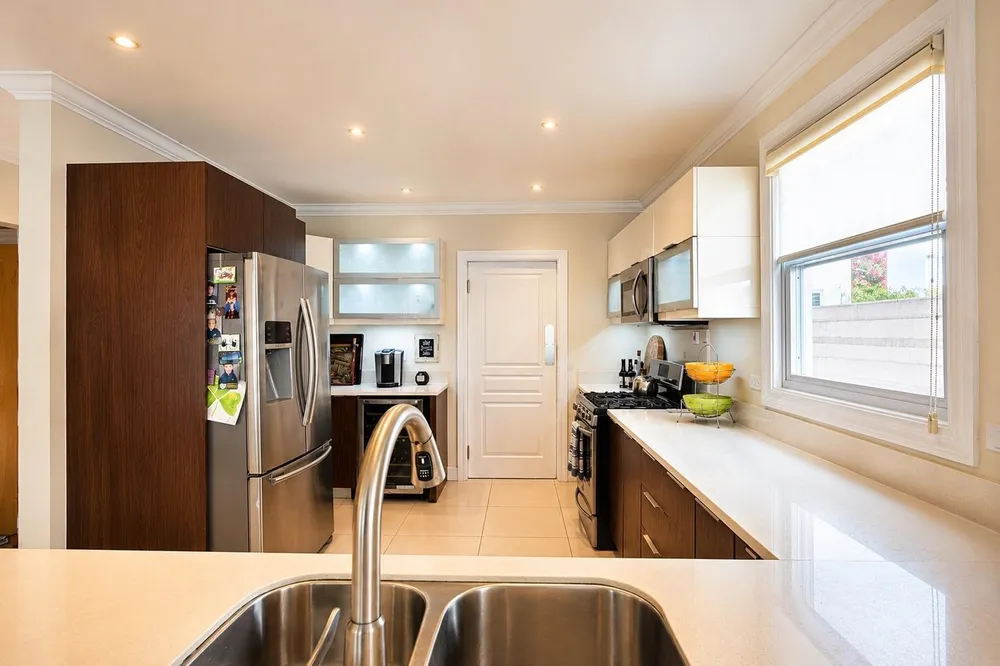 22 FREEPORT, TONY HART BL St. James