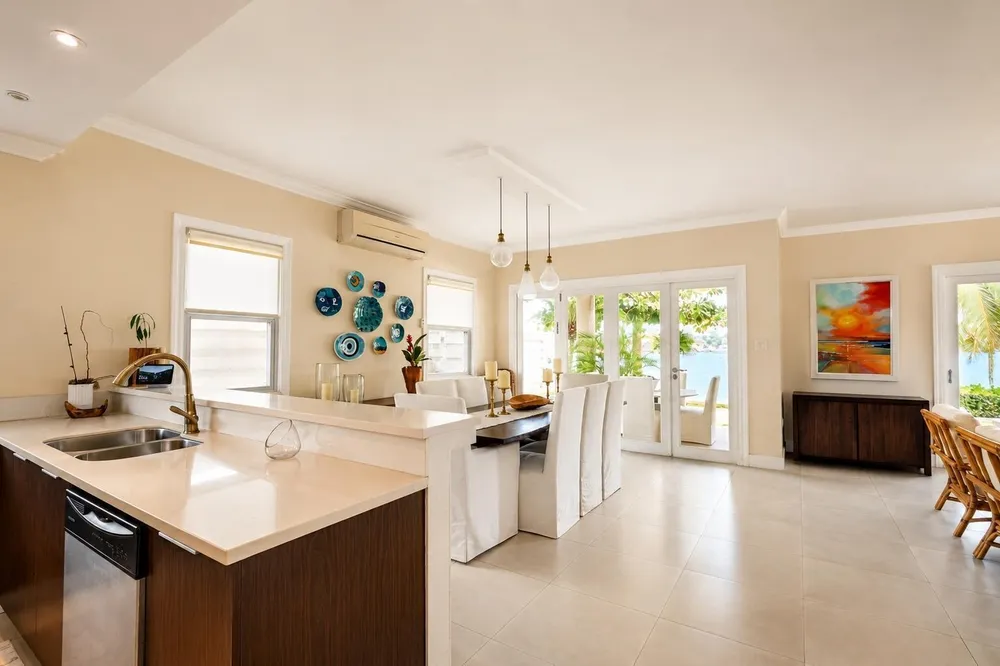 22 FREEPORT, TONY HART BL St. James