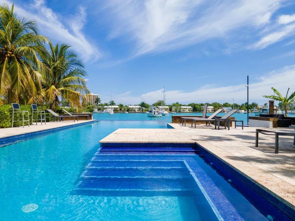 22 FREEPORT, TONY HART BL St. James