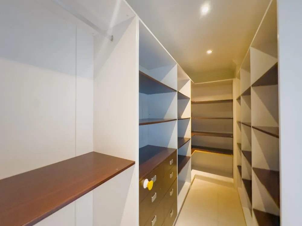 22 FREEPORT, TONY HART BL St. James