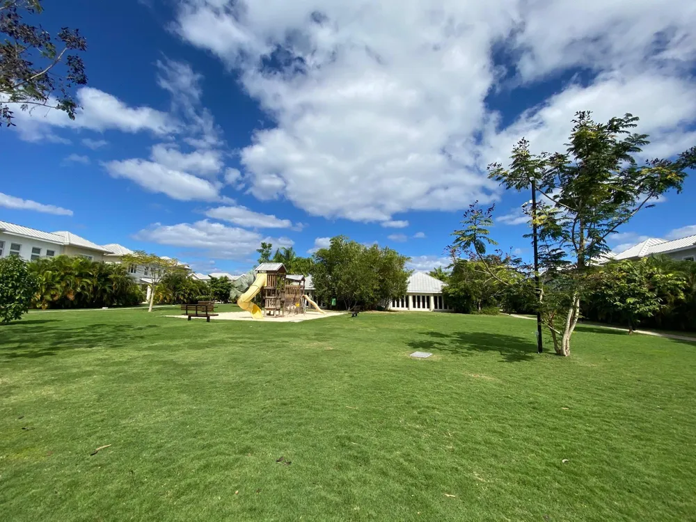 22 FREEPORT, TONY HART BL St. James