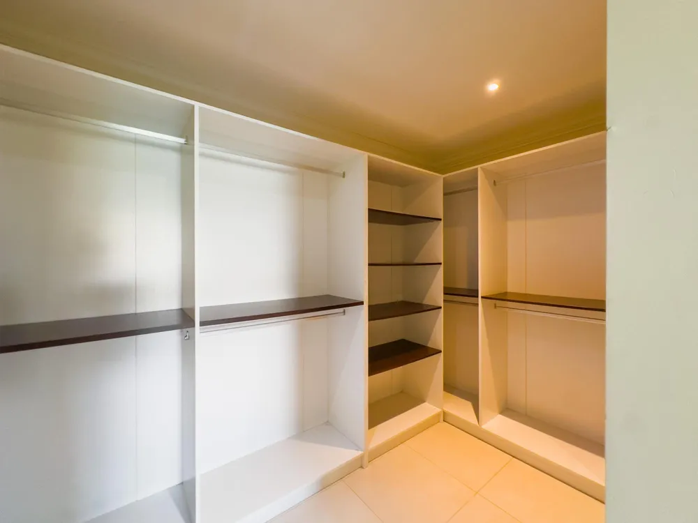 22 FREEPORT, TONY HART BL St. James